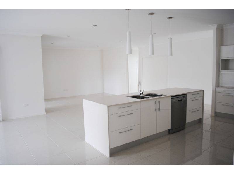 4 Diamond Court, Southside QLD 4570