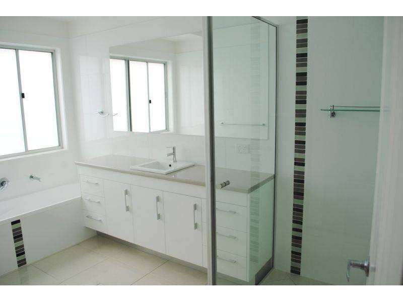 4 Diamond Court, Southside QLD 4570