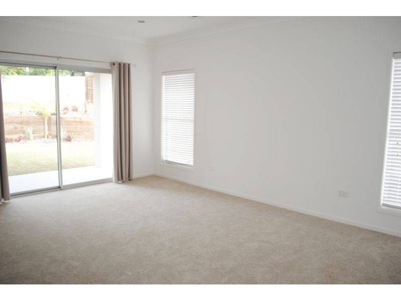 4 Diamond Court, Southside QLD 4570