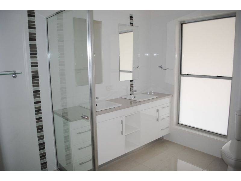 4 Diamond Court, Southside QLD 4570