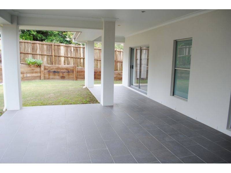 4 Diamond Court, Southside QLD 4570