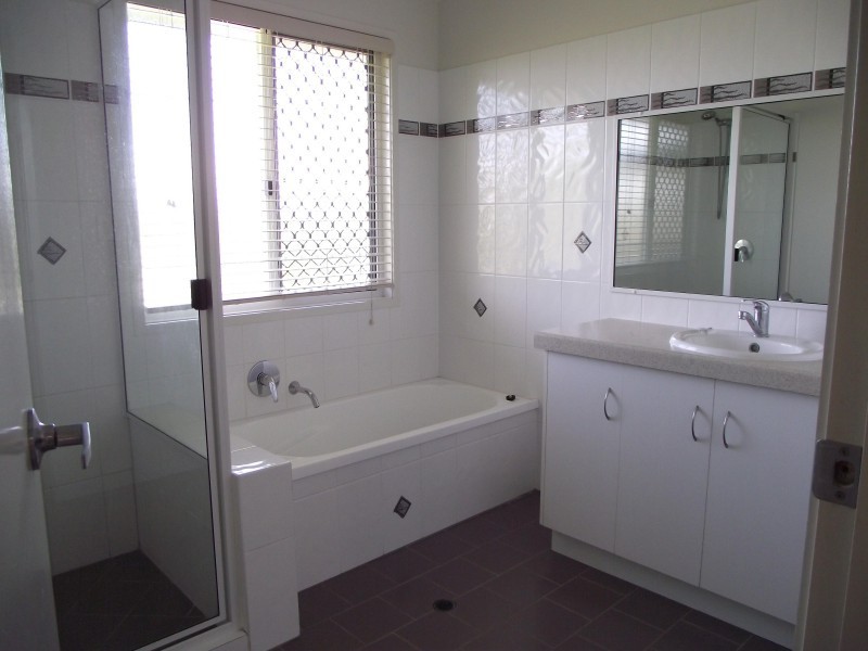 5 Rosewood Court, Southside QLD 4570