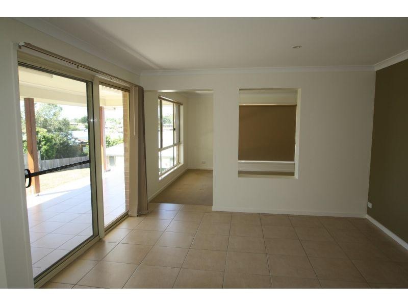 4 Oxley Court, Southside QLD 4570