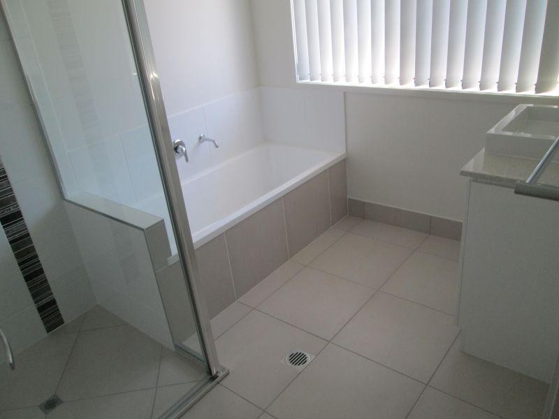 1/7 Bond Drive, Southside QLD 4570