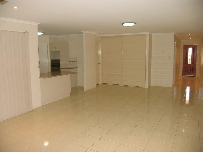 8 Killarney Court, Southside QLD 4570