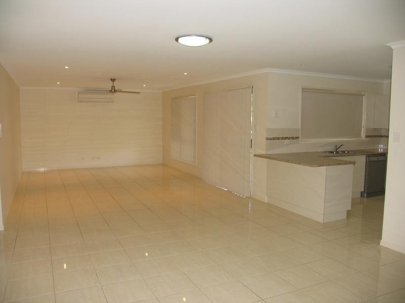 8 Killarney Court, Southside QLD 4570