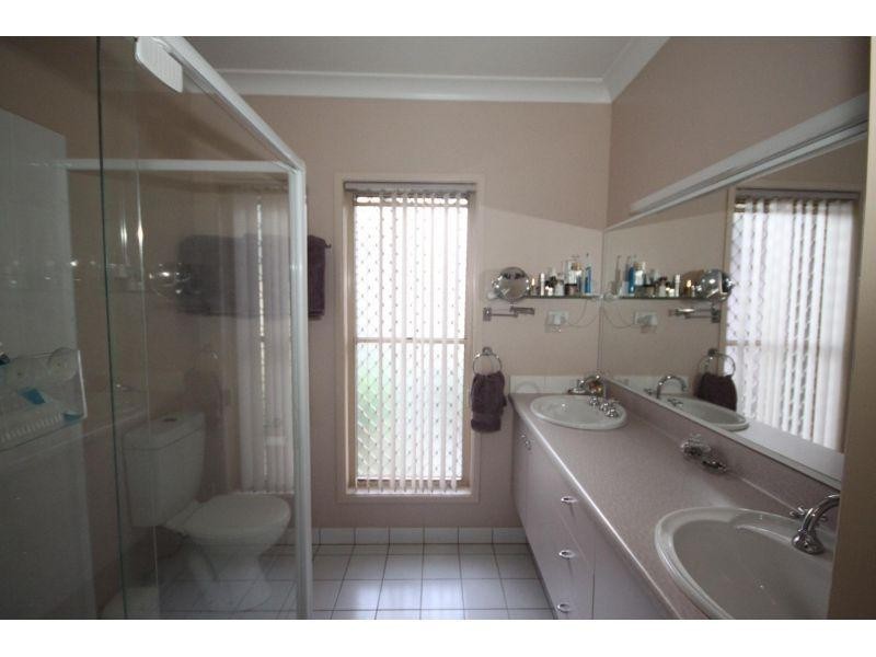 8 Groves Road, Araluen QLD 4570
