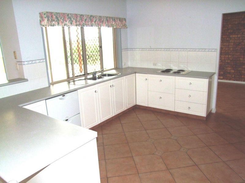 4 Kimberley Av, Southside QLD 4570