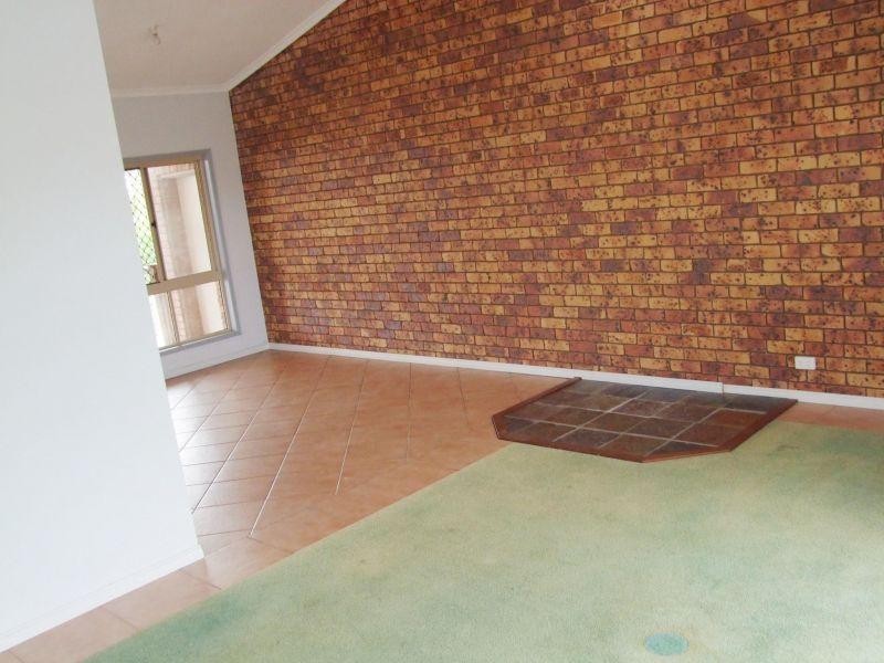 4 Kimberley Av, Southside QLD 4570