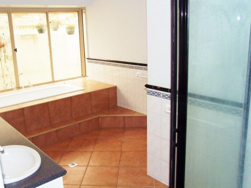 4 Kimberley Av, Southside QLD 4570