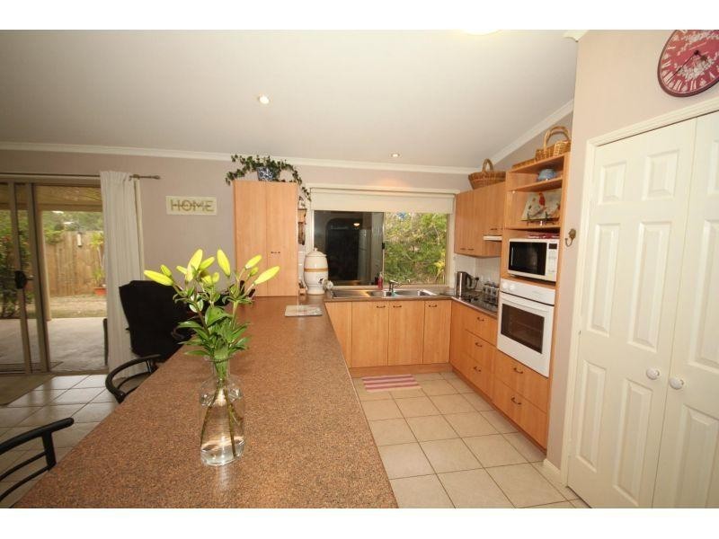 6 Deakin Court, Southside QLD 4570