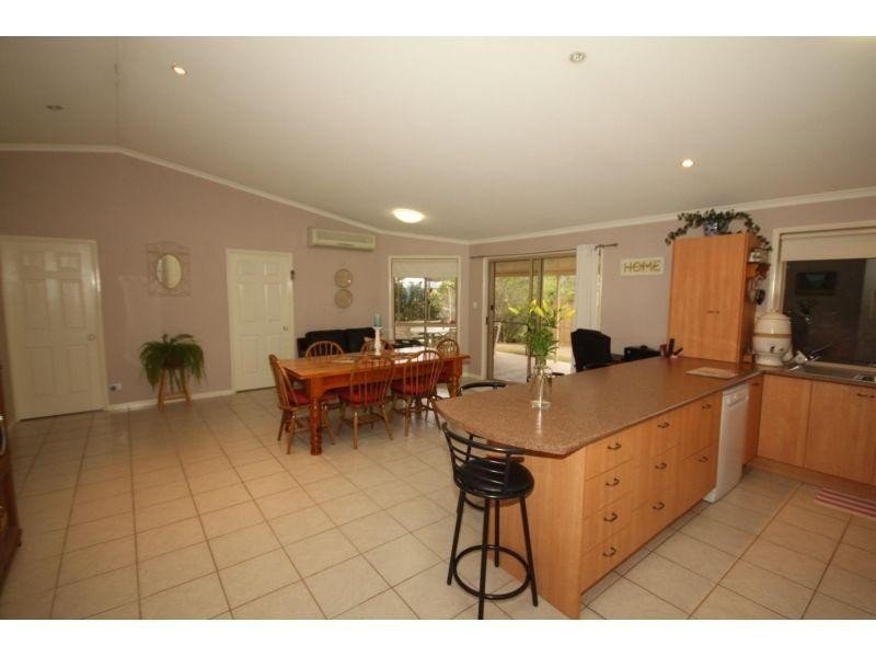 6 Deakin Court, Southside QLD 4570