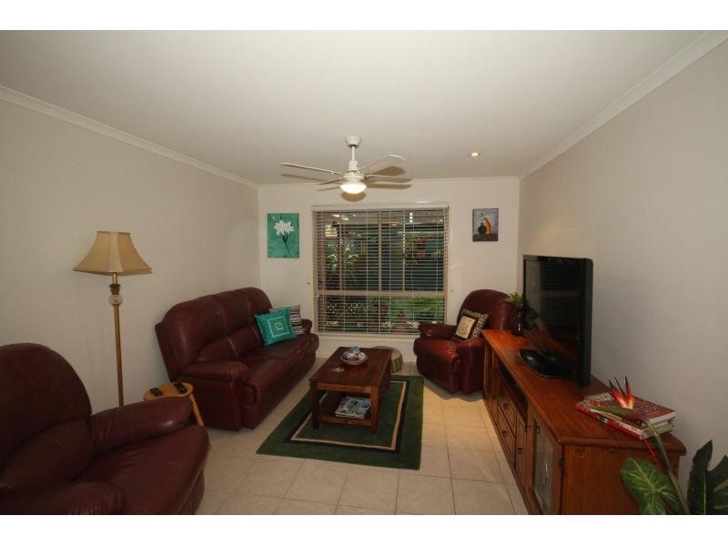 6 Deakin Court, Southside QLD 4570