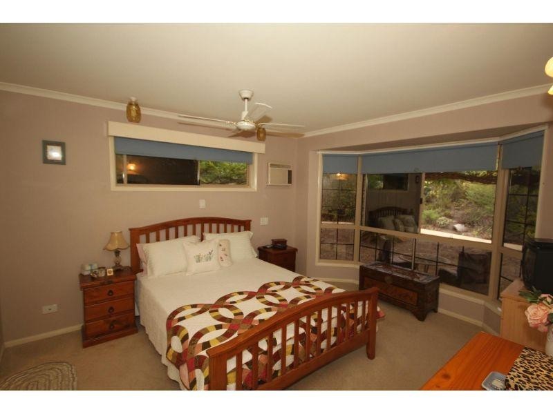 6 Deakin Court, Southside QLD 4570