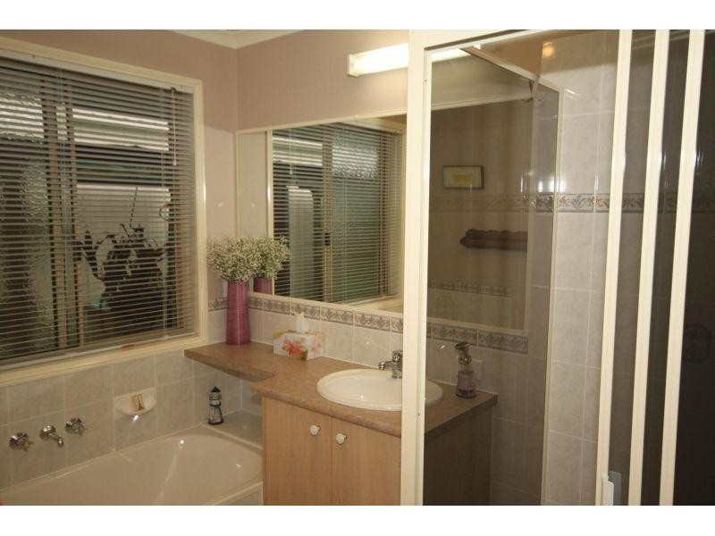 6 Deakin Court, Southside QLD 4570