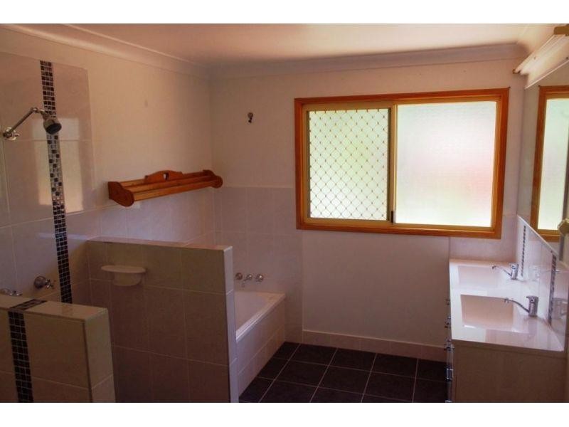 8 Highfield Drive, Chatsworth QLD 4570
