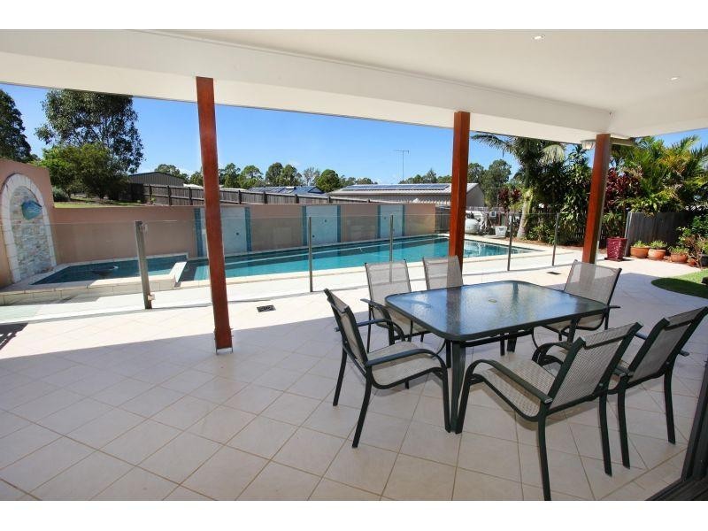 17 Rosewood Ct, Southside QLD 4570