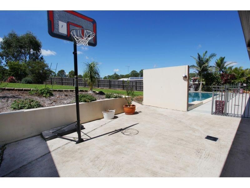 17 Rosewood Ct, Southside QLD 4570