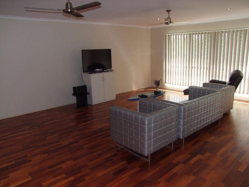 7 David Court, Southside QLD 4570