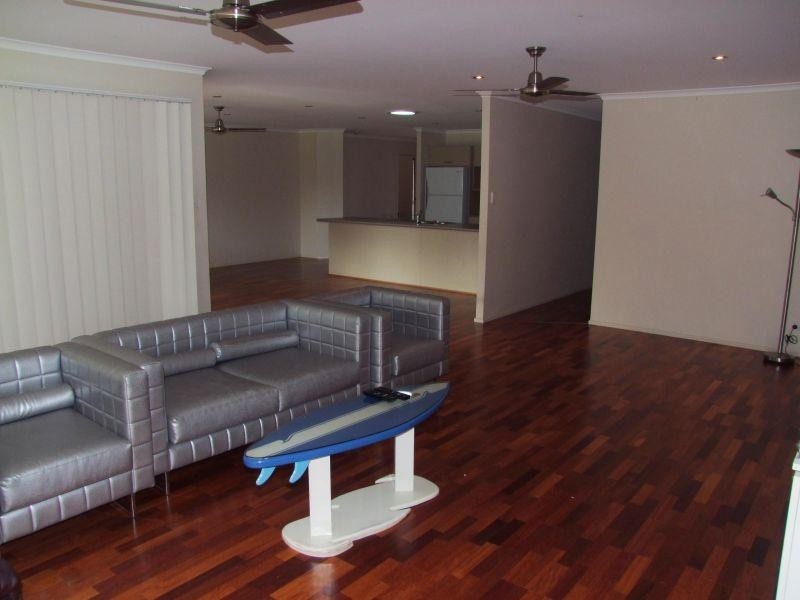 7 David Court, Southside QLD 4570