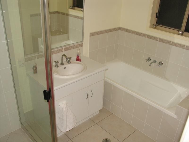 8 Petrie Court, Southside QLD 4570