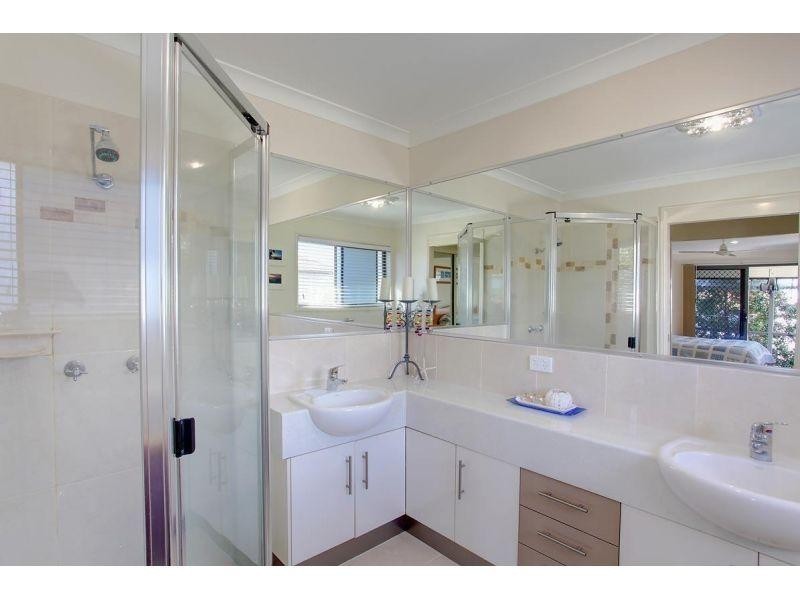 6  Suncrest Court, Southside QLD 4570