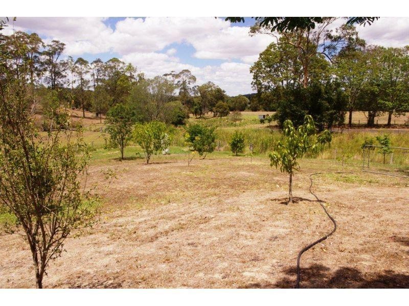 8 Highfield Drive, Chatsworth QLD 4570