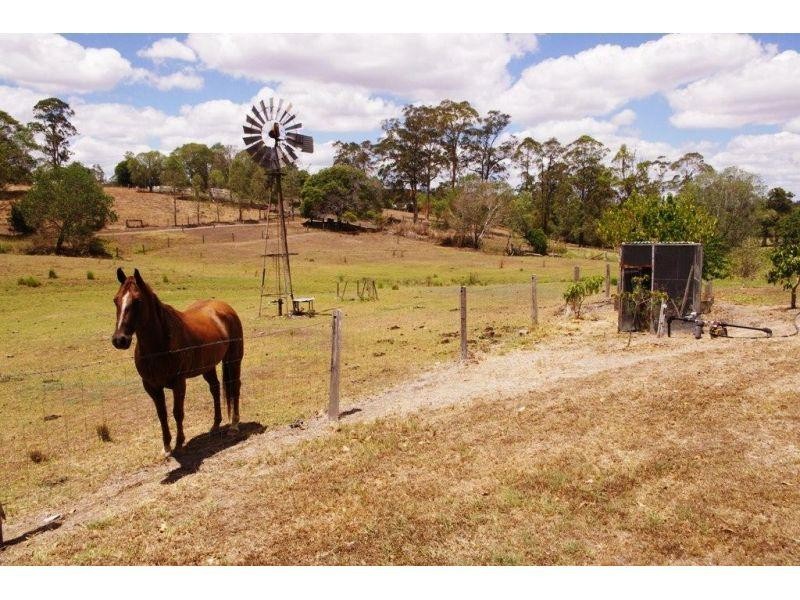 8 Highfield Drive, Chatsworth QLD 4570