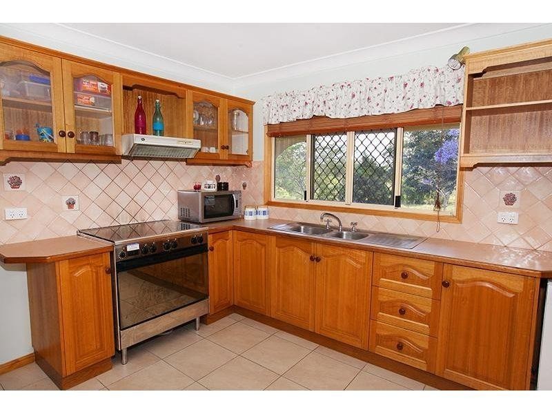 8 Highfield Drive, Chatsworth QLD 4570