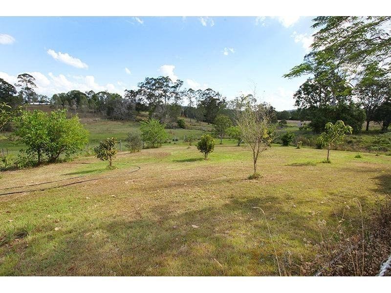 8 Highfield Drive, Chatsworth QLD 4570