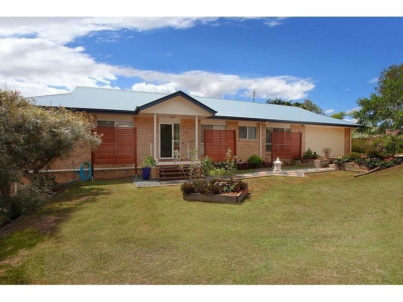 8  Deakin Court, Southside QLD 4570