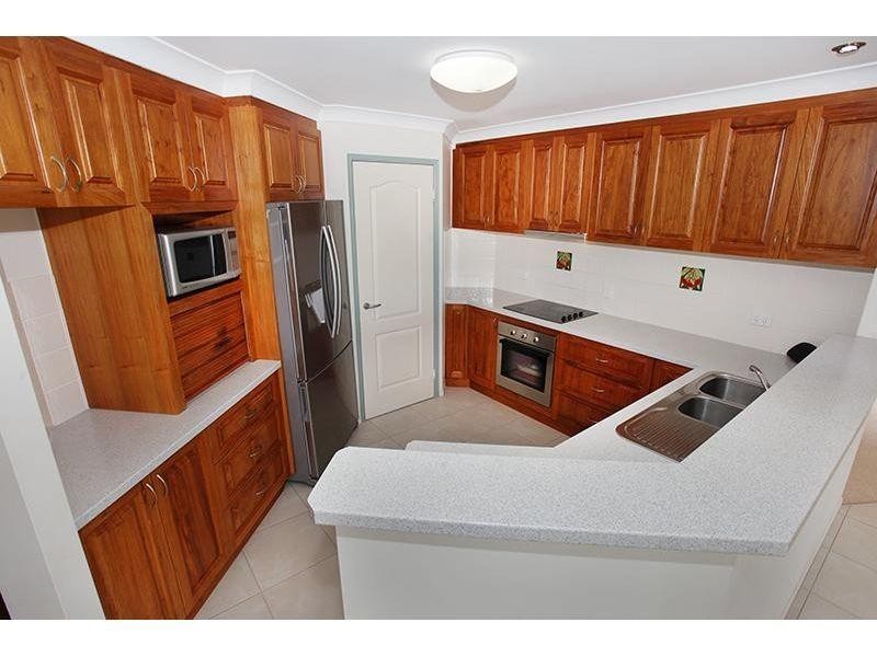 8  Deakin Court, Southside QLD 4570