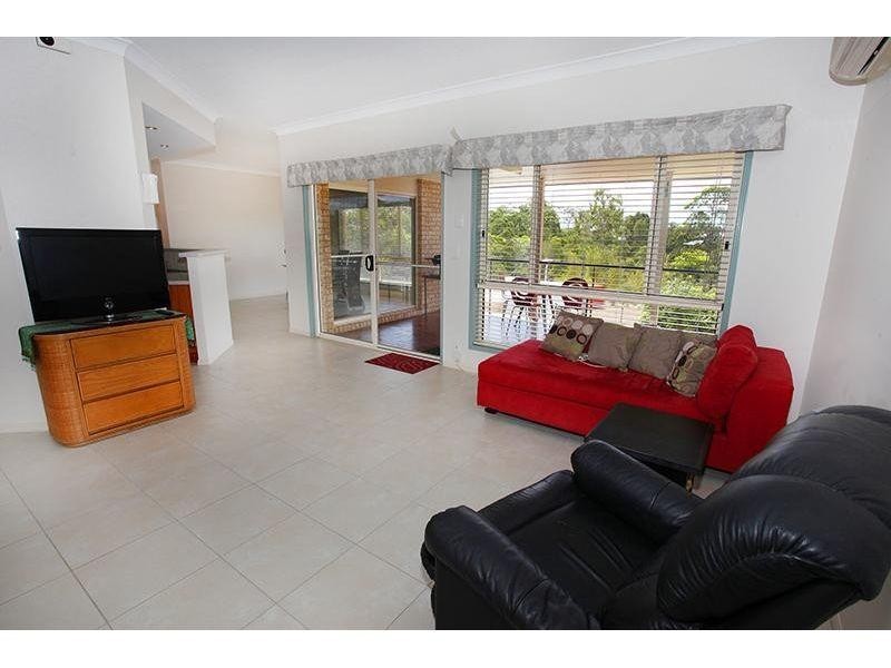 8  Deakin Court, Southside QLD 4570