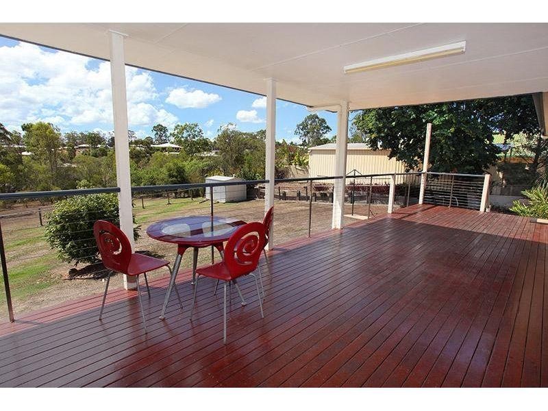 8  Deakin Court, Southside QLD 4570