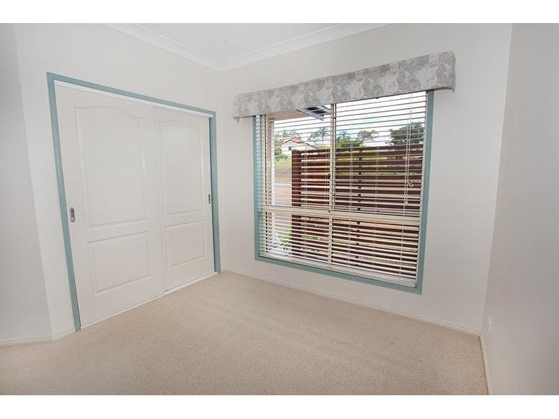 8  Deakin Court, Southside QLD 4570