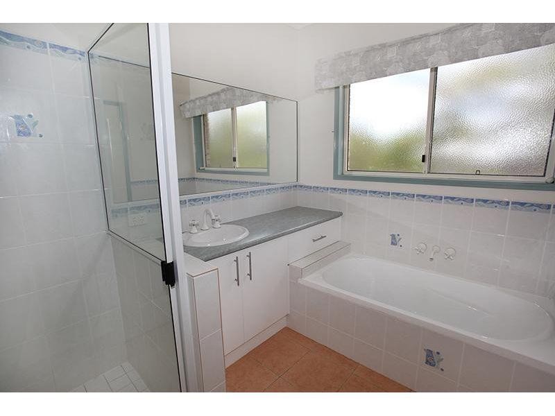 8  Deakin Court, Southside QLD 4570