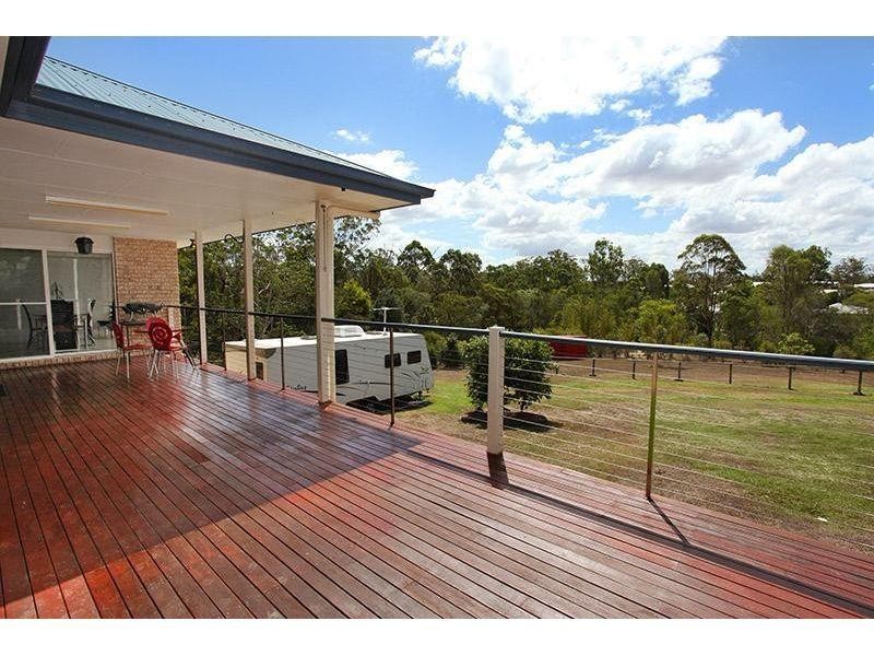 8  Deakin Court, Southside QLD 4570