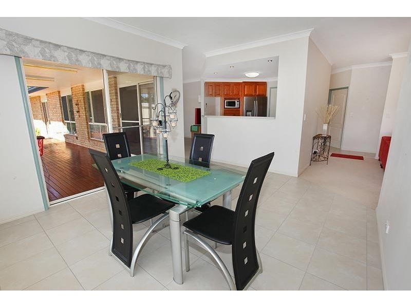 8  Deakin Court, Southside QLD 4570