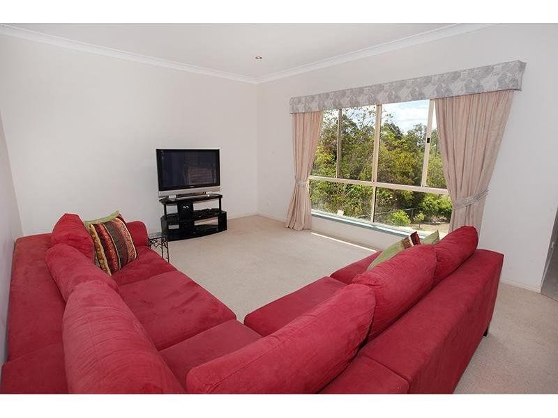 8  Deakin Court, Southside QLD 4570