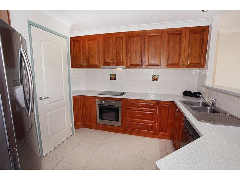 8  Deakin Court, Southside QLD 4570