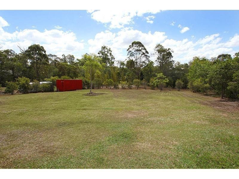 8  Deakin Court, Southside QLD 4570