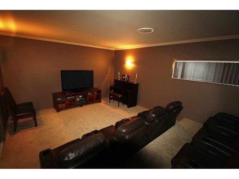 8 Oxley Court, Southside QLD 4570