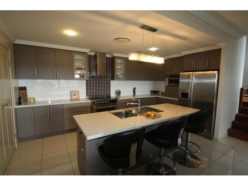 8 Oxley Court, Southside QLD 4570