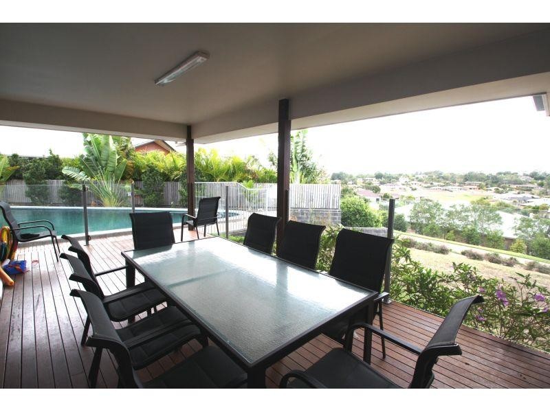 8 Oxley Court, Southside QLD 4570