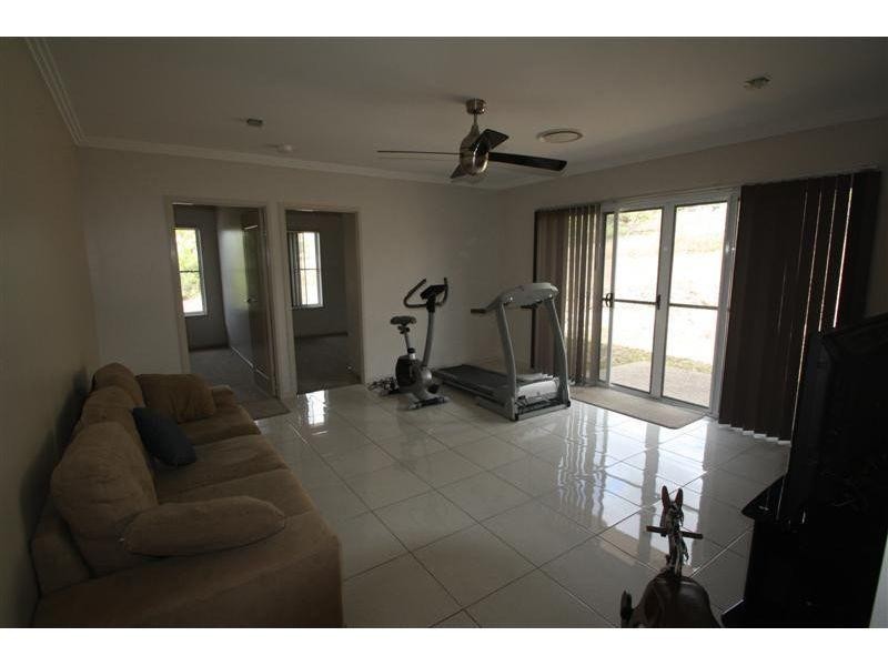 8 Oxley Court, Southside QLD 4570