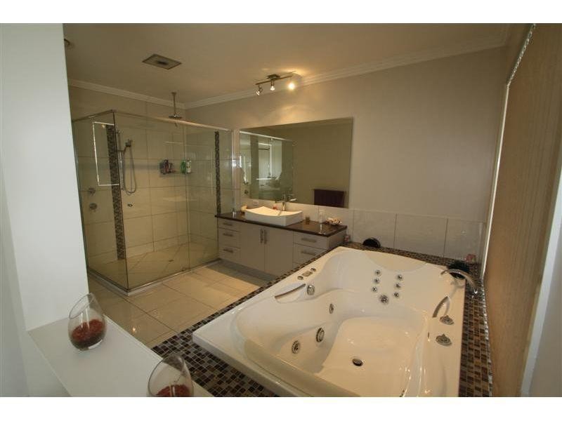 8 Oxley Court, Southside QLD 4570