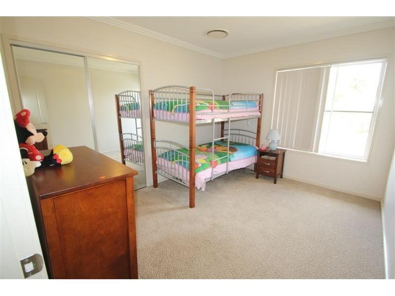 8 Oxley Court, Southside QLD 4570