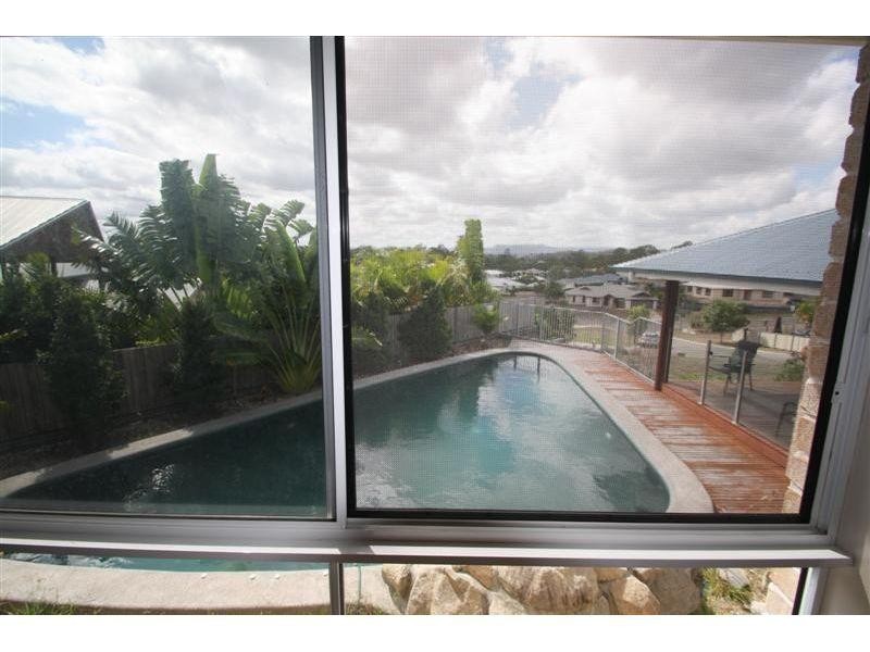 8 Oxley Court, Southside QLD 4570