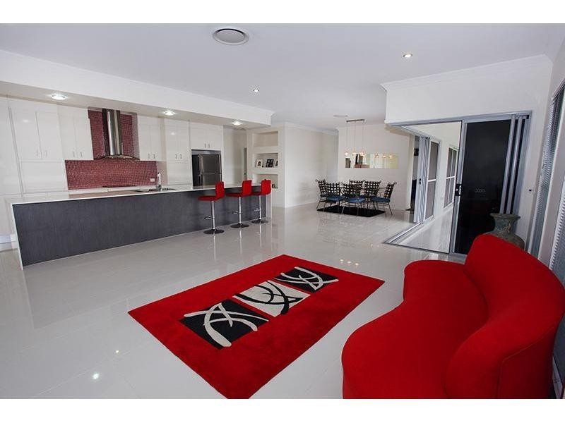 5 Gardenia Court, Southside QLD 4570