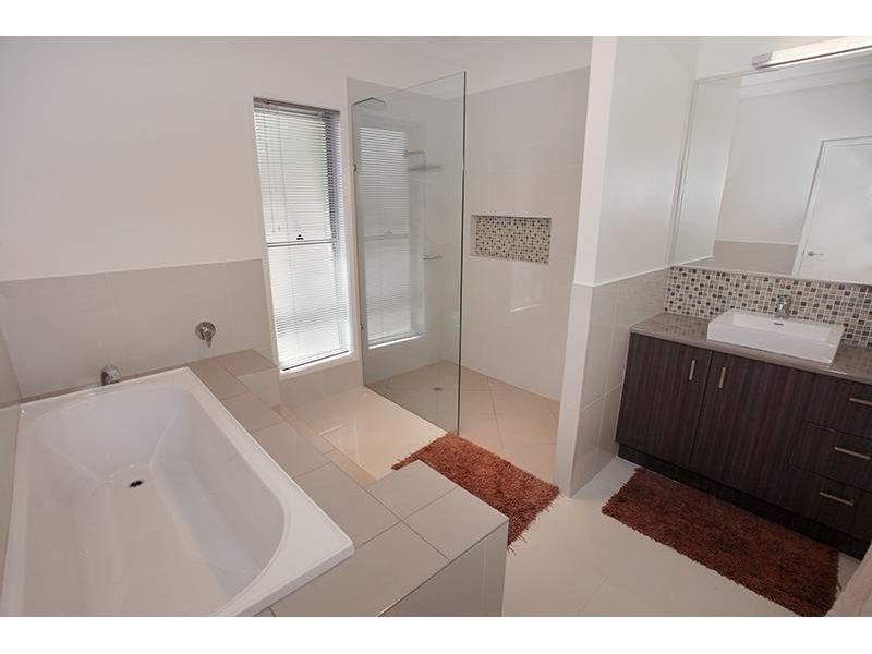 5 Gardenia Court, Southside QLD 4570